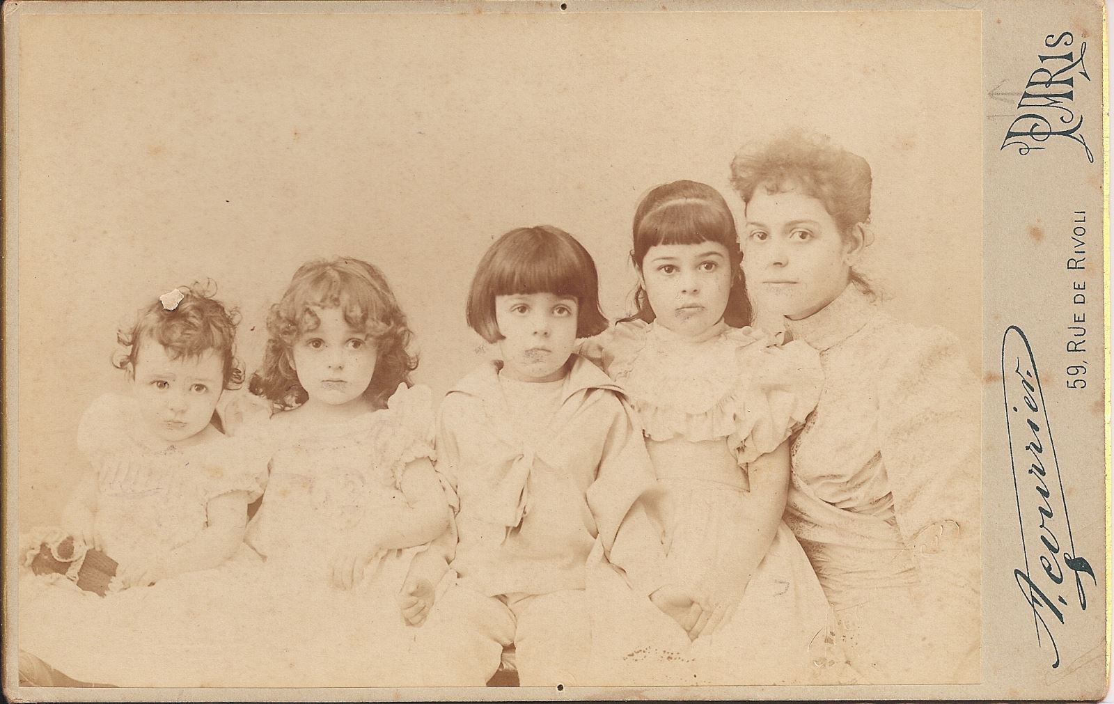 D. Emilia de Castro Pamplona, esposa do Escritor e os quatro filhos